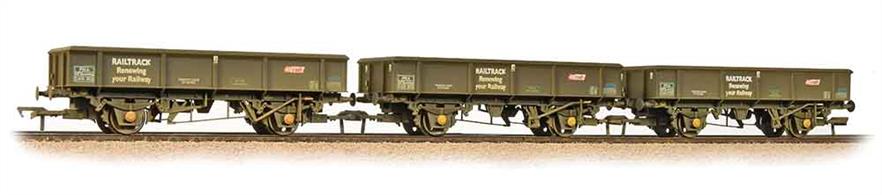 A detailed model of the PNA spoil carrier wagon.These wagons were converted from redundant chassis, providing an economical basis for these track maintenance wagons. Two different body styles have been used, one design with 5 strengthening ribs and one with 7 ribs. Models of both designs have been produced by Bachmann.