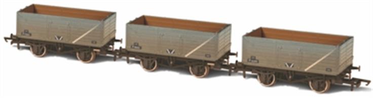 Oxford Rail OR76MW7016 OO Gauge Pack of 3 BR Grey 7 Plank Open Wagons Weathered FinishThe pack consists of  wagon numbers P75662 / P98402 / P16249. The Oxford Rail Standard RCH 12 Ton Mineral wagon boasts finely engraved body and underframe detail plus NEM couplings.