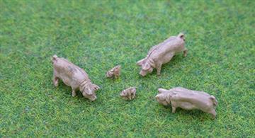 PD Marsh OO Gauge Pigs3 Pigs and 2 Piglets IncludedPaintedManufactured by P &amp; D Marsh in the UK.