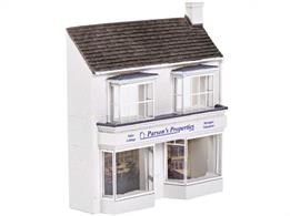 Low Relief Parson’s Properties Estate Agent80 x 25 x 90mmRecreate authentic town or village scenes with our selection of urban structures and accessories. Our low relief buildings are ideal for your model railway layout’s background.