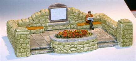 Harburn Hamlet SS334 Walled Seating Area with Notice BoardA nice little set-piece for a space on the layout, maybe outside the station or as part of a park scene.Fully painted and ready to use