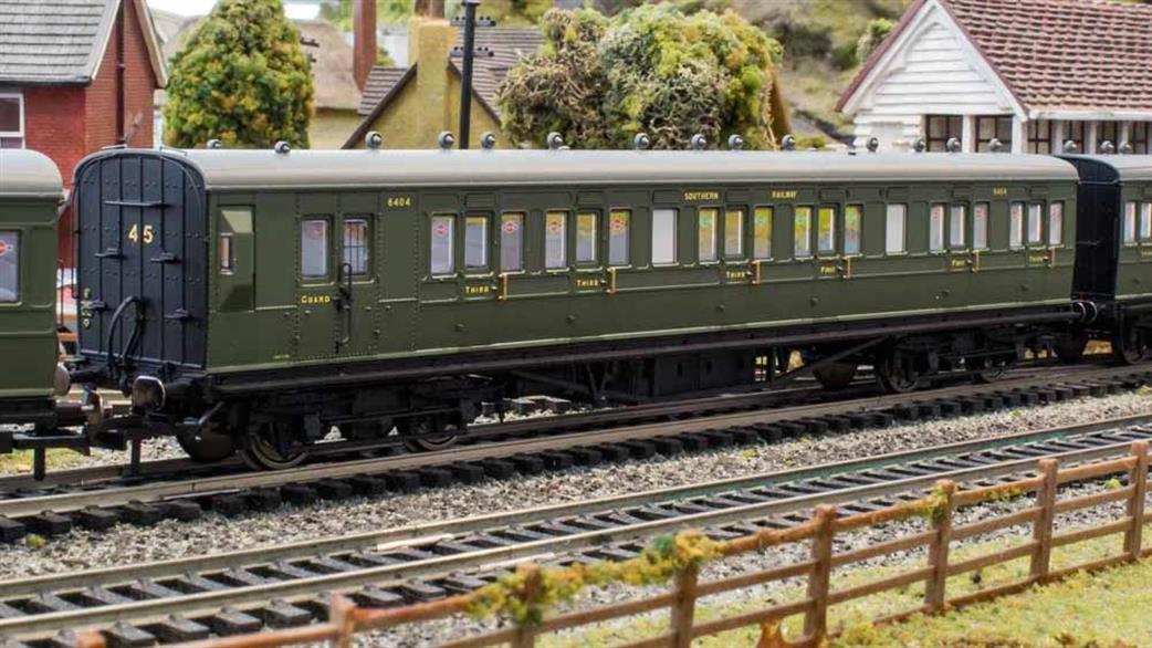 Hornby OO R4719A SR Maunsell 58' Six Compartment Lavatory Brake Composite Non-Corridor Coach SR Olive Green