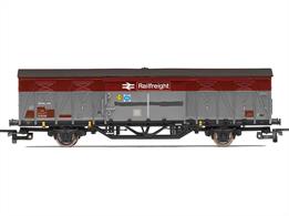 .The VIX ferry van is finished in an eye-catching BR Railfreight red and grey livery. The hook couplings enable easier coupling of other rolling stock and locomotives on your layout. It features sliding doors.