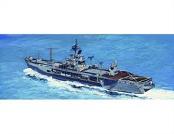 Trumpeter 1/700 USS Mount Whitney LCC-20 1997 05719Number of parts 208Model Length 279.9mmGlue and paints are required