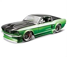 Maisto M39094 1/24th 1976 Ford Mustang GT Diecast Car Kit
