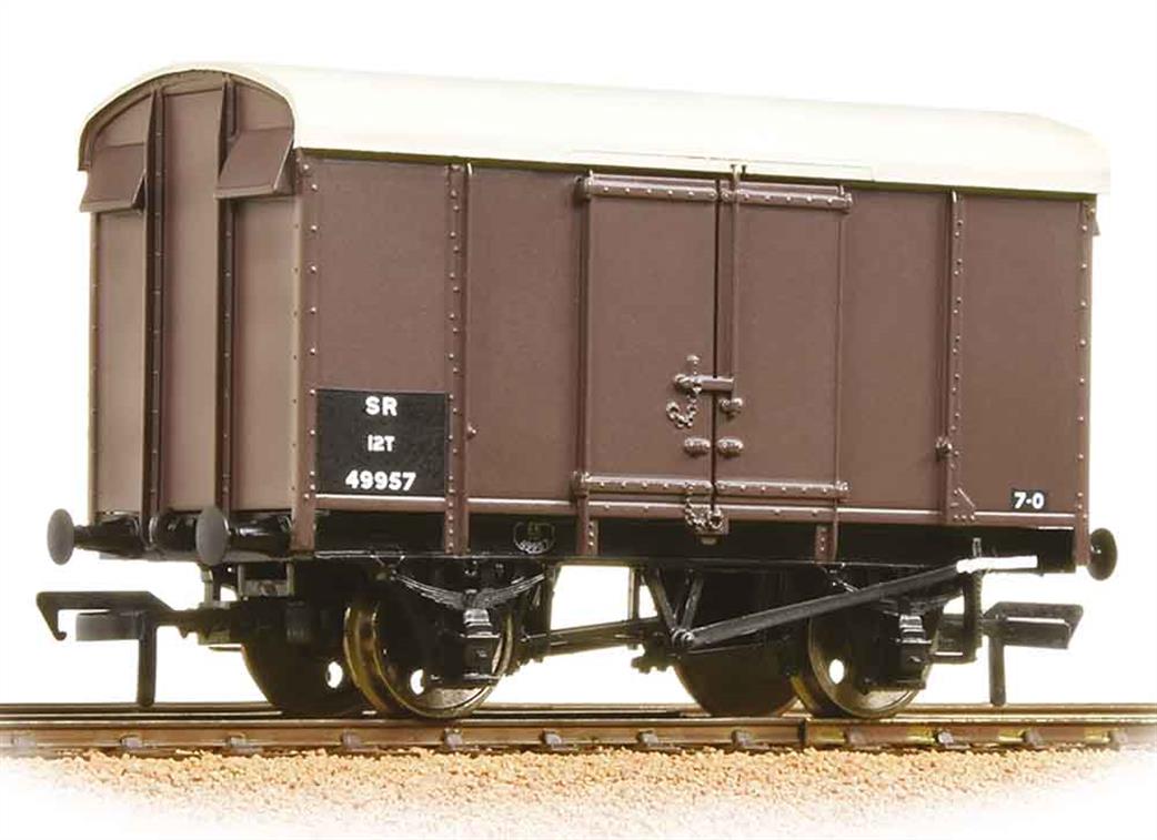 Bachmann OO 38-075B SR 12-Ton Plywood Sided Ventilated Box Van Brown Small Lettering