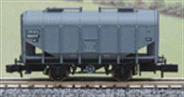 A superb model of the standard British Railways bulk grain wagon, built in the 1950's and still seen in service into the late 1970's. Dapol have made every effort to produce an accurate model, correcting the length and profile compromises made in the older OO gauge model.B885325 in BR grey goods livery.