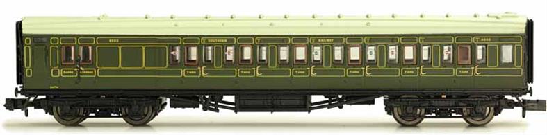 Southern Railway 3 coach set 394 formed of 2 brake third class coaches flanking a composite coach finished in Southern Railways Maunsell era green livery.The Southern formed most of its' passenger carriage fleet into sets which could be used as a complete train, or formed with other coach sets to make up a longer train. These self-contained portions could then split off to serve multiple destinations, so 3 coaches are ideal to represent a long-distance cross-country service on a small layout.