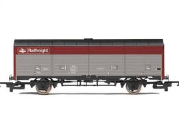 The VDA van is finished in an eye-catching BR Railfreight red and grey livery. The hook couplings enable easier coupling of other rolling stock and locomotives on your layout.