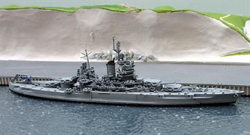 A 1/1250 scale second-hand model of USS New Mexico in WW2 by Navis Neptun 1305A. The model is in very good original condition and has a float plane on the catapult, see photograph.