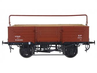Dapol O Gauge BR diagram 1/044 13 ton open merchandise wagon B485081 bauxite livery lettered HYBAR.Model with tarpaulin sheet rail.Open wagons had long been a principal merchandise wagons on Britains' railways, even though the percentage of covered vans had increased steadily British Railways still found a need for new open merchandise wagons in the 1950s. 